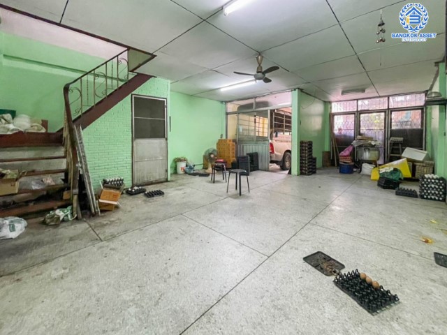 ทาวน์เฮ้าส์มือสองย่านกรุงเทพฯ ม.ลาดพร้าว109 ลาดพร้าว เนื้อที่กว้างขวางถึง 27 ตร.ว. ฟังก์ชัน 3 ห้องนอน 2 ห้องน้ำ 1 ที่จอดรถ ทาวน์เฮ้าส์หลังใหญ่ เดินทางสะดวก ติดถ.ลาดพร้าว โซนสนามบินสุวรรณภูมิ ใกล้รถไฟฟ้าสายแอร์พอร์ตเรลลิงก์ "สถานีหัวหมาก"